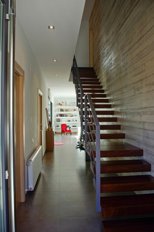 Escalera de madera en vivienda reformada por Construcciones Guaita